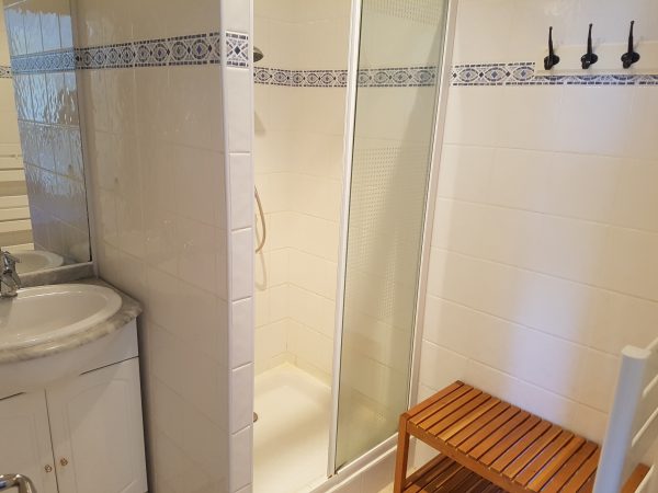 GRAND STUDIO VUE PORT 100 mètres plage – Image 9