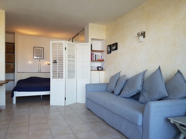 GRAND STUDIO VUE PORT 100 mètres plage – Image 4