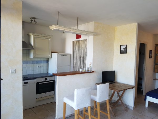 GRAND STUDIO VUE PORT 100 mètres plage – Image 5