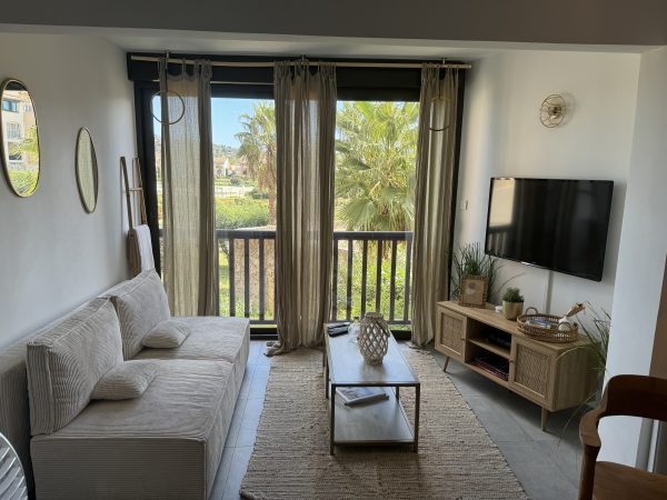 Joli 2 pièces bien décoré, piscine et accès plage – Image 12