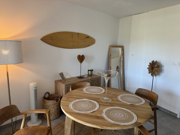 Joli 2 pièces bien décoré, piscine et accès plage – Image 9