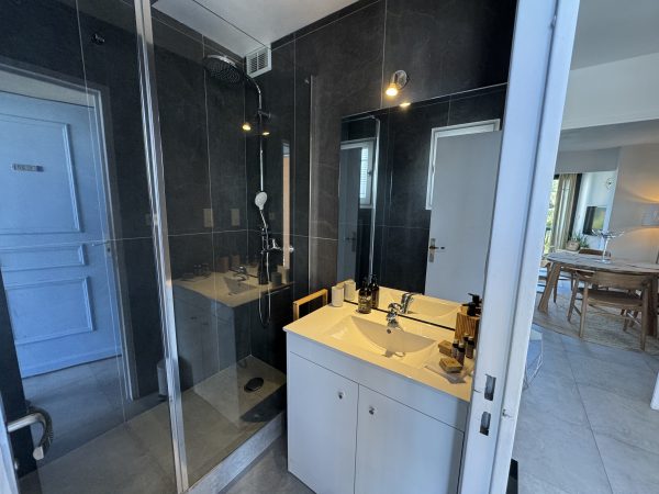 Joli 2 pièces bien décoré, piscine et accès plage – Image 4