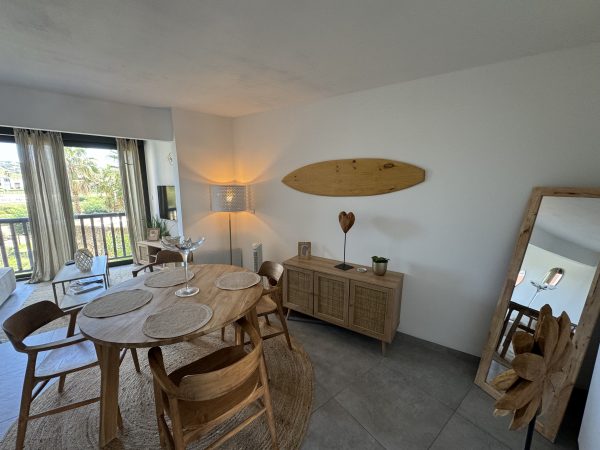 Joli 2 pièces bien décoré, piscine et accès plage – Image 5