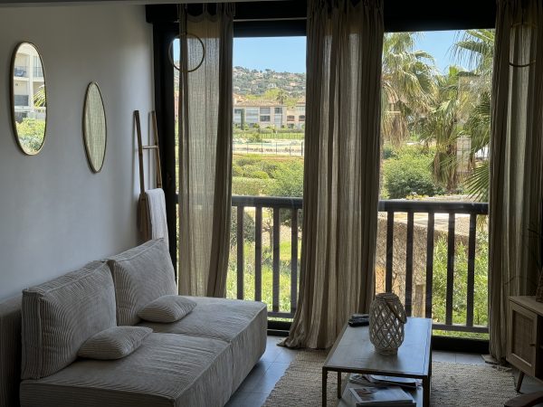 Joli 2 pièces bien décoré, piscine et accès plage